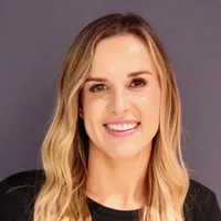 Portrait of Dr Sarah Henschel